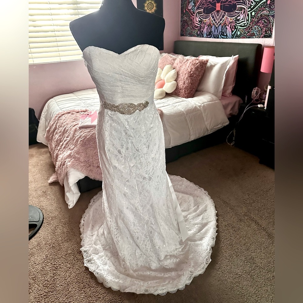 Beautiful Mermaid Style, Strapless Wedding Dress.